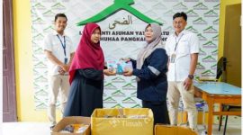 Karyawan PT Timah serahkan barang layak pakai ke Panti Asuhan Yatim Piatu Adh Dhuhaa, Kecamatan Gerunggang, Pangkalpinang | Foto: Zonamu/Humas PT Timah