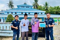 Perwakilan PT Timah menyerahkan bantuan untuk operasional Masjid Nurul Janah, Desa Kundur | Foto: Zonamu/Humas PT Timah