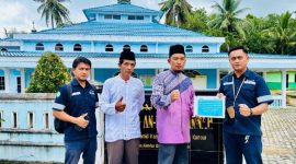Perwakilan PT Timah menyerahkan bantuan untuk operasional Masjid Nurul Janah, Desa Kundur | Foto: Zonamu/Humas PT Timah