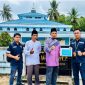Perwakilan PT Timah menyerahkan bantuan untuk operasional Masjid Nurul Janah, Desa Kundur | Foto: Zonamu/Humas PT Timah