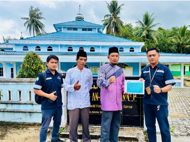 Perwakilan PT Timah menyerahkan bantuan untuk operasional Masjid Nurul Janah, Desa Kundur | Foto: Zonamu/Humas PT Timah