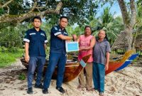 Perwakilan PT Timah menyerahkan bantuan kepada kelompok Samudera Pesisir, Desa Kundur, Kecamatan Kundur Barat | Foto: Zonamu/Humas PT Timah