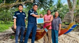 Perwakilan PT Timah menyerahkan bantuan kepada kelompok Samudera Pesisir, Desa Kundur, Kecamatan Kundur Barat | Foto: Zonamu/Humas PT Timah