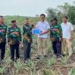 Perwakilan PT Timah menyerahkan bantuan bibit tanaman kepada Kelompok Bina Tani Tailong di Desa Kundur, Kecamatan Kundur Barat | Foto: Zonamu/Humas PT Timah