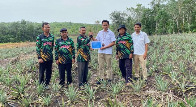 Perwakilan PT Timah menyerahkan bantuan bibit tanaman kepada Kelompok Bina Tani Tailong di Desa Kundur, Kecamatan Kundur Barat | Foto: Zonamu/Humas PT Timah