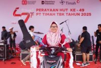 Indriati, warga Selindung Baru yang berhasil membawa pulang salah satu doorprize utama berupa satu unit sepeda motor dalam Pekan Sehat HUT ke-49 PT Timah Tbk | Foto: Zonamu/Humas PT Timah