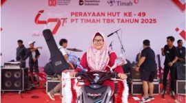 Indriati, warga Selindung Baru yang berhasil membawa pulang salah satu doorprize utama berupa satu unit sepeda motor dalam Pekan Sehat HUT ke-49 PT Timah Tbk | Foto: Zonamu/Humas PT Timah