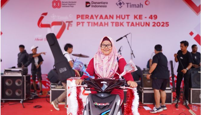 Indriati, warga Selindung Baru yang berhasil membawa pulang salah satu doorprize utama berupa satu unit sepeda motor dalam Pekan Sehat HUT ke-49 PT Timah Tbk | Foto: Zonamu/Humas PT Timah