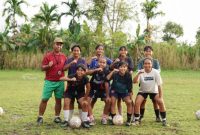Sekolah Sepak Bola (SSB) Tunas Mandiri di Desa Rias, Kabupatena Bangka Selatan yang mendapatkan bantuan bola, cone, kostum, serta perlengkapan penunjang lainnya dari PT Timah | Foto: Zonamu/Humas PT Timah