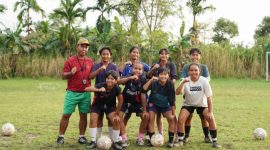 Sekolah Sepak Bola (SSB) Tunas Mandiri di Desa Rias, Kabupatena Bangka Selatan yang mendapatkan bantuan bola, cone, kostum, serta perlengkapan penunjang lainnya dari PT Timah | Foto: Zonamu/Humas PT Timah