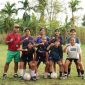 Sekolah Sepak Bola (SSB) Tunas Mandiri di Desa Rias, Kabupatena Bangka Selatan yang mendapatkan bantuan bola, cone, kostum, serta perlengkapan penunjang lainnya dari PT Timah | Foto: Zonamu/Humas PT Timah