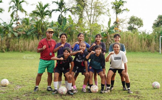 Sekolah Sepak Bola (SSB) Tunas Mandiri di Desa Rias, Kabupatena Bangka Selatan yang mendapatkan bantuan bola, cone, kostum, serta perlengkapan penunjang lainnya dari PT Timah | Foto: Zonamu/Humas PT Timah