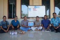 Perwakilan PT Timah menyerahkan bantuan untuk Masjid Al Qomar Sinar Bulan, Kota Pangkalpinang | Foto: Zonamu/Humas PT Timah