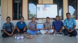 Perwakilan PT Timah menyerahkan bantuan untuk Masjid Al Qomar Sinar Bulan, Kota Pangkalpinang | Foto: Zonamu/Humas PT Timah