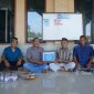 Perwakilan PT Timah menyerahkan bantuan untuk Masjid Al Qomar Sinar Bulan, Kota Pangkalpinang | Foto: Zonamu/Humas PT Timah