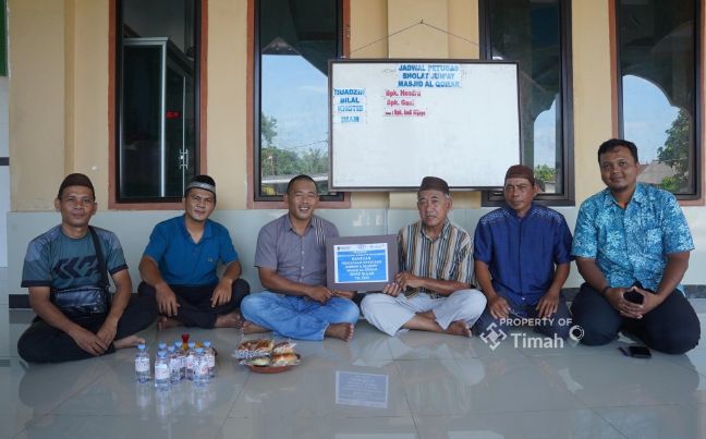 Perwakilan PT Timah menyerahkan bantuan untuk Masjid Al Qomar Sinar Bulan, Kota Pangkalpinang | Foto: Zonamu/Humas PT Timah