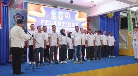 Gubernur Kepri Ansar Ahmad saat melantik ASKAB PSSI Lingga | Foto : Zonamu/Wandi