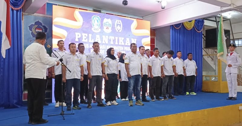 Gubernur Kepri Ansar Ahmad saat melantik ASKAB PSSI Lingga | Foto : Zonamu/Wandi