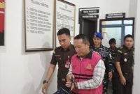 Salah satu Tersangka yang ditahan pihak Kejari Lingga | Foto : Zonamu/Wandi