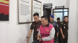 Salah satu Tersangka yang ditahan pihak Kejari Lingga | Foto : Zonamu/Wandi