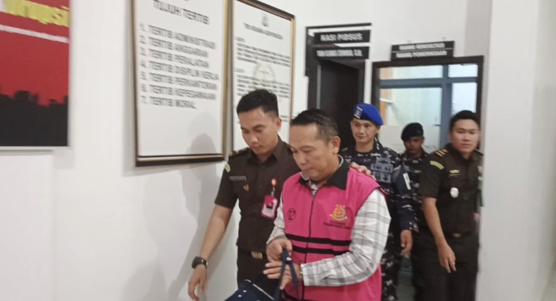 Salah satu Tersangka yang ditahan pihak Kejari Lingga | Foto : Zonamu/Wandi