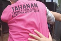 YR saat digiring Kejaksaan menuju mobil untuk dititipkan di Lapas Kelas III Dabo Singkep | Foto : Zonamu/Wandi