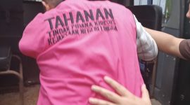 YR saat digiring Kejaksaan menuju mobil untuk dititipkan di Lapas Kelas III Dabo Singkep | Foto : Zonamu/Wandi