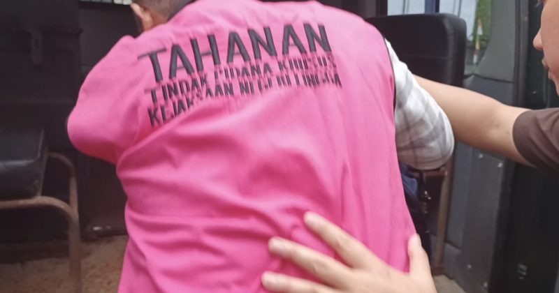YR saat digiring Kejaksaan menuju mobil untuk dititipkan di Lapas Kelas III Dabo Singkep | Foto : Zonamu/Wandi