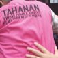 YR saat digiring Kejaksaan menuju mobil untuk dititipkan di Lapas Kelas III Dabo Singkep | Foto : Zonamu/Wandi