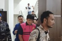 Tersangka DY saat digiring petugas Kejari Lingga | Foto :Zonamu/Wandi