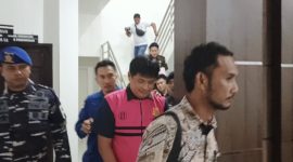 Tersangka DY saat digiring petugas Kejari Lingga | Foto :Zonamu/Wandi