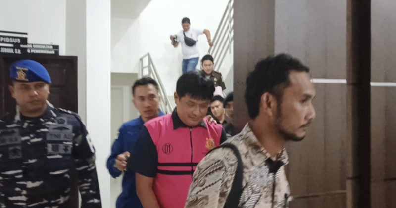 Tersangka DY saat digiring petugas Kejari Lingga | Foto :Zonamu/Wandi