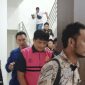 Tersangka DY saat digiring petugas Kejari Lingga | Foto :Zonamu/Wandi