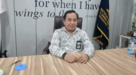 Kepala UPBU Kelas III Dabo Singkep, Indra Rohman saat diwawancarai diruangannya | Foto : Zonamu/Wandi