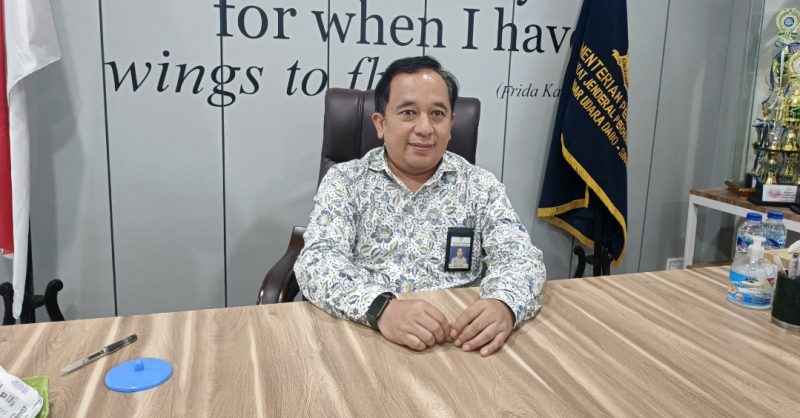 Kepala UPBU Kelas III Dabo Singkep, Indra Rohman saat diwawancarai diruangannya | Foto : Zonamu/Wandi