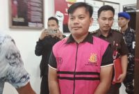 WP tersangka korupsi saat digiring pihak Kejaksaan Negeri Lingga | Foto : Zonamu/Wandi