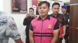 WP tersangka korupsi saat digiring pihak Kejaksaan Negeri Lingga | Foto : Zonamu/Wandi
