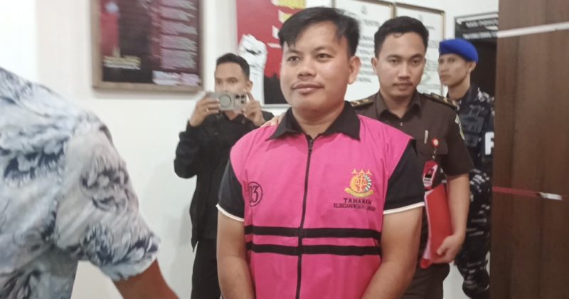 WP tersangka korupsi saat digiring pihak Kejaksaan Negeri Lingga | Foto : Zonamu/Wandi
