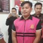 WP tersangka korupsi saat digiring pihak Kejaksaan Negeri Lingga | Foto : Zonamu/Wandi