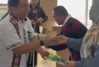 Kepala Bandara dabo singkep saat membagikan sofenir coklat kepada para penumpang | Foto : Zonamu/Humas Bandara