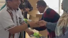 Kepala Bandara dabo singkep saat membagikan sofenir coklat kepada para penumpang | Foto : Zonamu/Humas Bandara