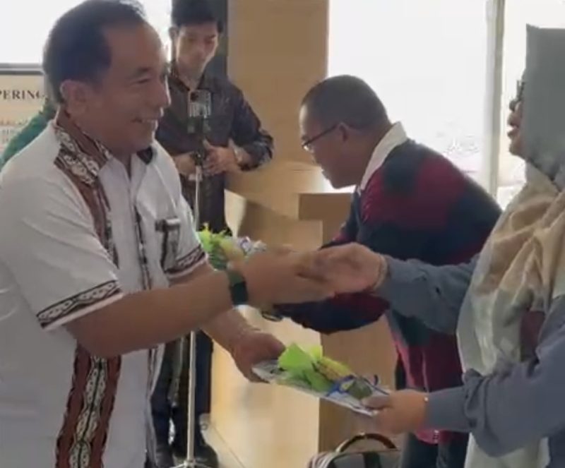 Kepala Bandara dabo singkep saat membagikan sofenir coklat kepada para penumpang | Foto : Zonamu/Humas Bandara