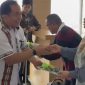 Kepala Bandara dabo singkep saat membagikan sofenir coklat kepada para penumpang | Foto : Zonamu/Humas Bandara
