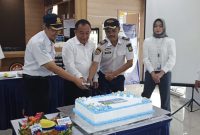 Proses pemotongan kue di Momen Harhubnas 2025 | Foto : Zonamu/Wandi