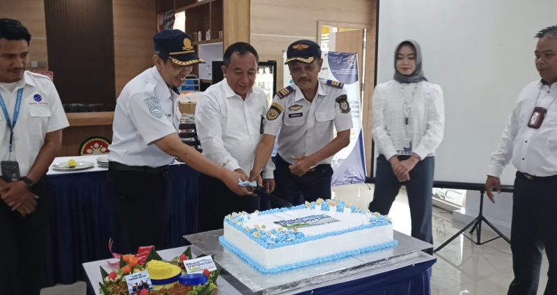 Proses pemotongan kue di Momen Harhubnas 2025 | Foto : Zonamu/Wandi