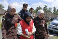 Terdakwa Safaringga saat digiring ke ruang pengadilan | Foto : Zonamu/Wandi