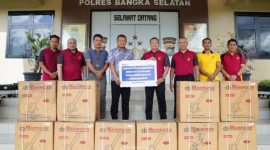 Perwakilan PT Timah menyerahkan bantuan 10 unit mesin tanam jagung kepada Gabungan Kelompok Tani (Gapoktan) yang ada di Bangka Selatan | Foto: Zonamu/Humas PT Timah