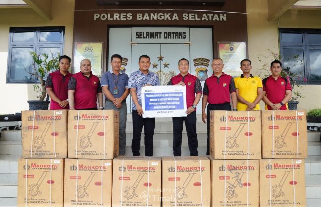 Perwakilan PT Timah menyerahkan bantuan 10 unit mesin tanam jagung kepada Gabungan Kelompok Tani (Gapoktan) yang ada di Bangka Selatan | Foto: Zonamu/Humas PT Timah