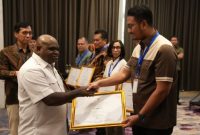 Menteri HAM, Natalius Pigai menyerahkan penghargaan Penilaian Risiko Bisnis dan Hak Asasi Manusia (PRISMA) kepada Direktur Sumber Daya Manusia PT Timah Tbk, Andi Seto Gadhista Asapa | Foto: Zonamu/Humas PT Timah