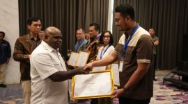 Menteri HAM, Natalius Pigai menyerahkan penghargaan Penilaian Risiko Bisnis dan Hak Asasi Manusia (PRISMA) kepada Direktur Sumber Daya Manusia PT Timah Tbk, Andi Seto Gadhista Asapa | Foto: Zonamu/Humas PT Timah